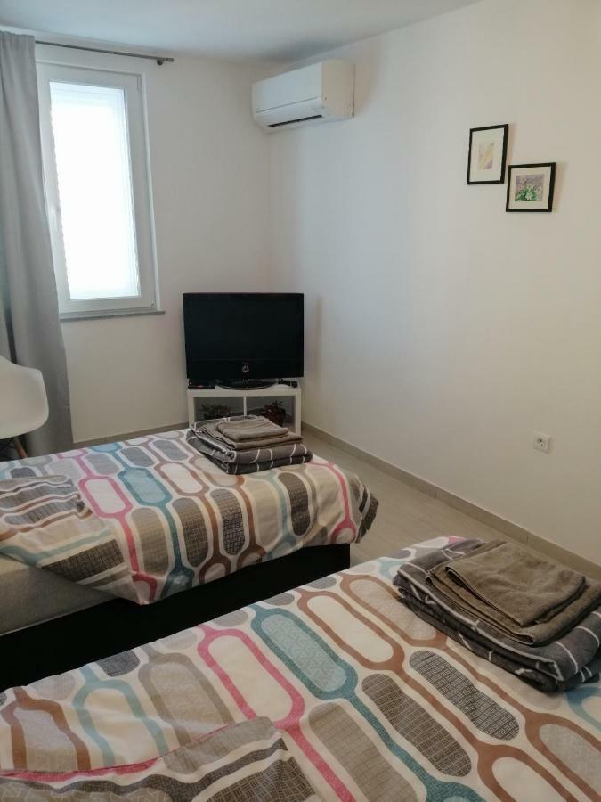 Studio Apartment Mila Pula Bagian luar foto