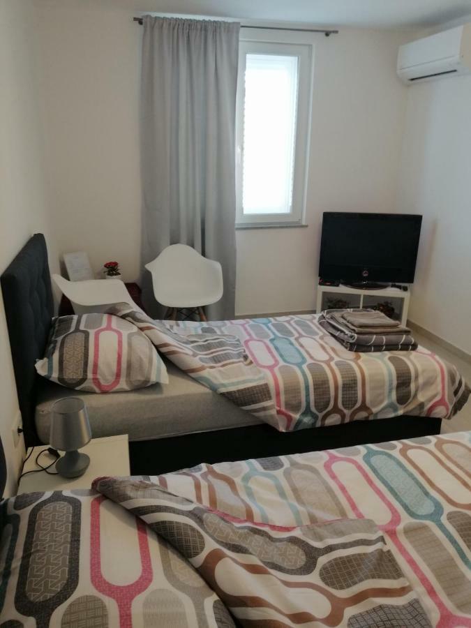 Studio Apartment Mila Pula Bagian luar foto