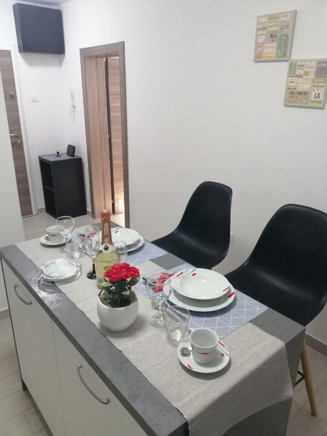 Studio Apartment Mila Pula Bagian luar foto
